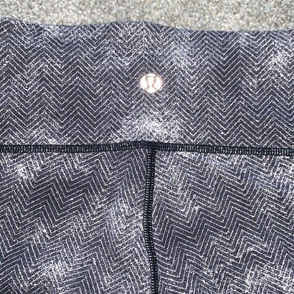 NWOT Grey Lululemon wunder under leggings! - Picture 3 of 4